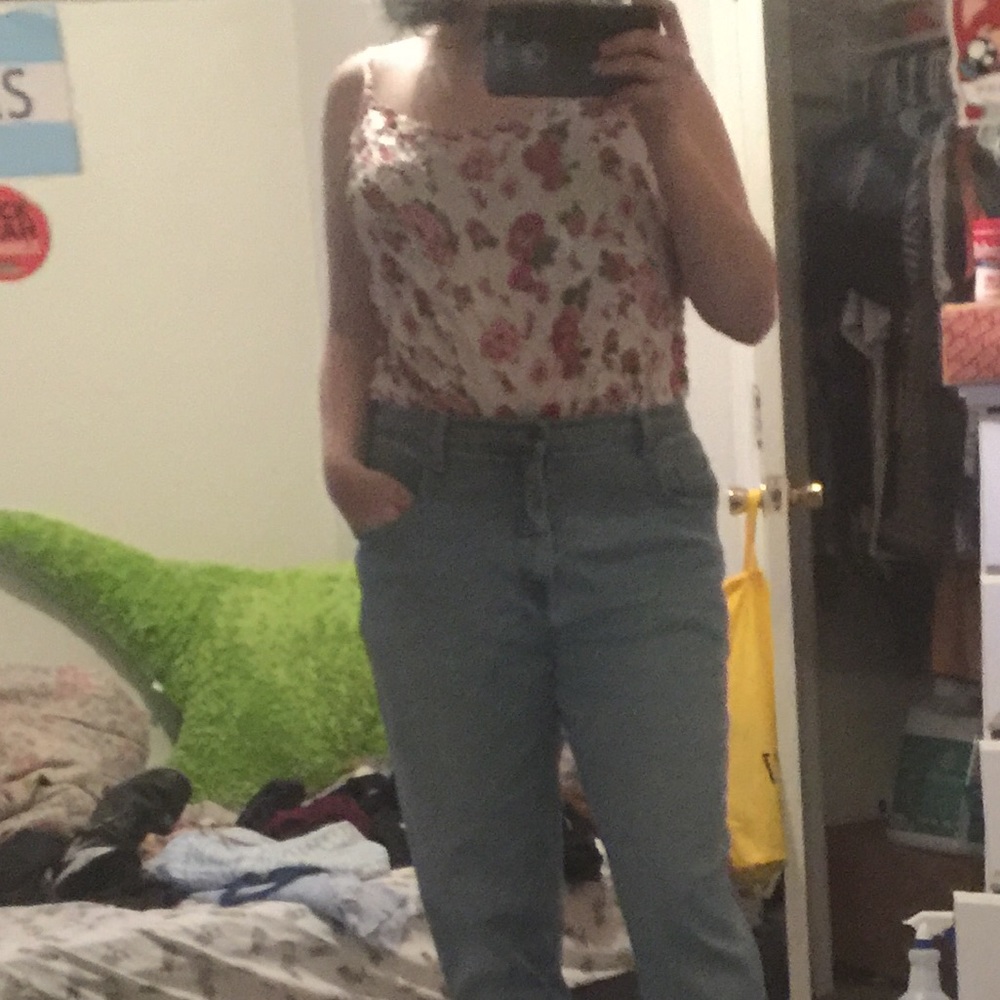 👀ANY 5 FOR $15👀Cute flower top w ruffle effect